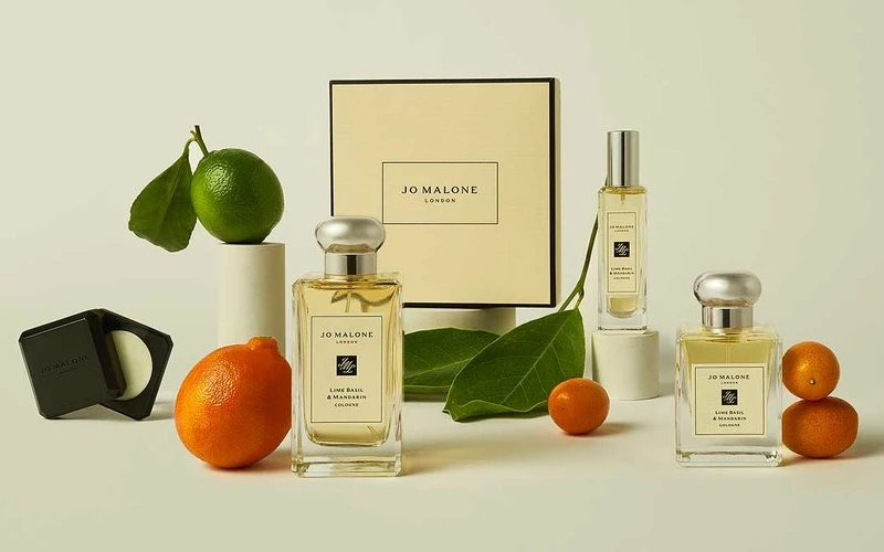 《偶然成為社長》中的宇彬，帥氣外型、親切又溫和，就像「青檸羅勒與柑橘」香氣描繪出穿著白襯衫丹寧褲，充滿活力又性感的純淨男子