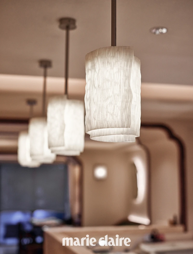 使用腐皮造型做成吊燈,十分用心。 使用腐皮造型做成吊燈,十分用心。