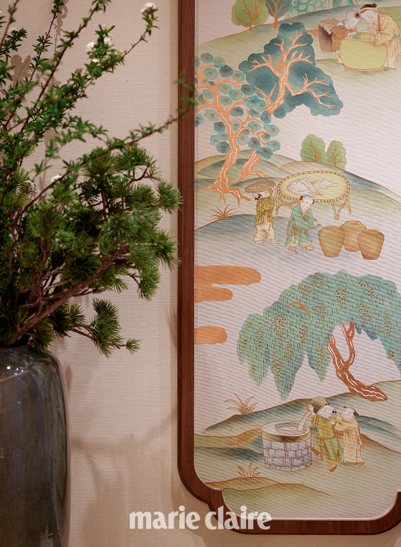 牆上的三幅中式畫作,藝術家把古代製作豆腐的過程以人手方式繪製在中國絲綢之上,並裱於木製的六曲畫框內。 牆上的三幅中式畫作,藝術家把古代製作豆腐的過程以人手方式繪製在中國絲綢之上,並裱於木製的六曲畫框內。