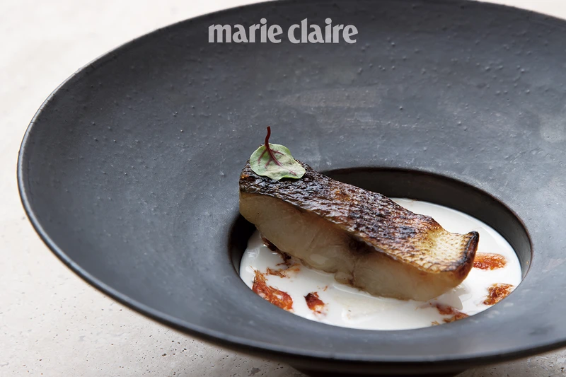 是道結合馬鮫魚和鹹味豆漿的菜式,在上季菜色中表現精彩。 是道結合馬鮫魚和鹹味豆漿的菜式,在上季菜色中表現精彩。