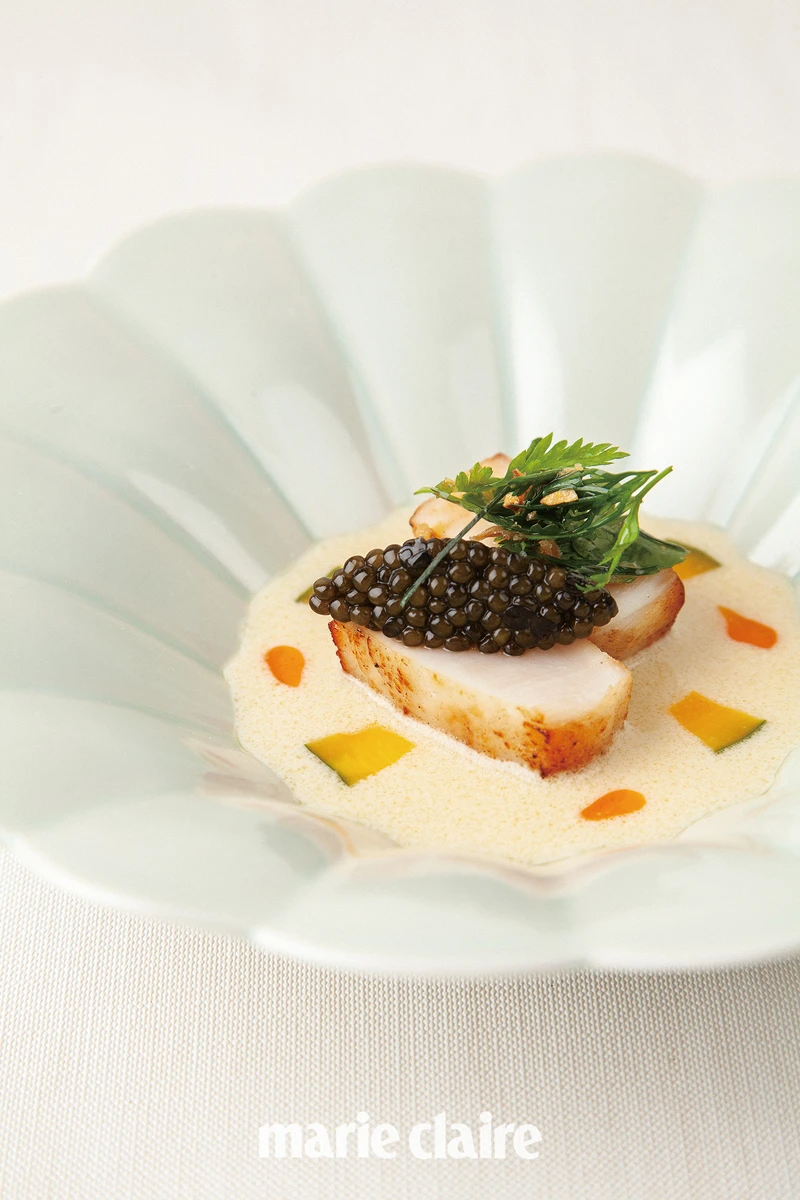 新菜單的「柑橘烤扇貝」,香煎北海道扇貝鮮嫩多汁,配以酸橙豆腐醬和醃南瓜,放上大量的 Kristal 魚子醬,添上矜貴滋味。 新菜單的「柑橘烤扇貝」,香煎北海道扇貝鮮嫩多汁,配以酸橙豆腐醬和醃南瓜,放上大量的 Kristal 魚子醬,添上矜貴滋味。