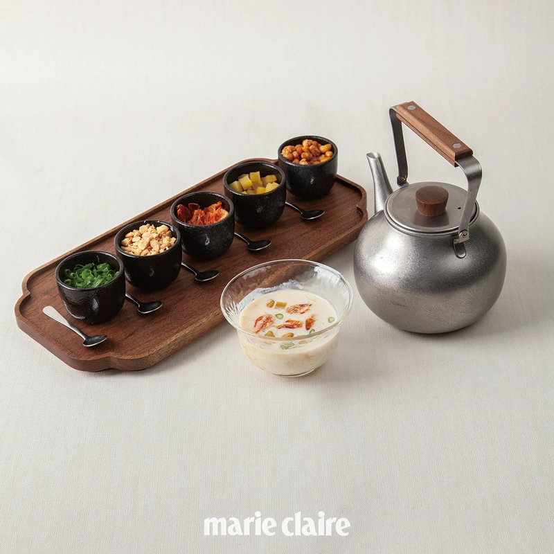 鮮豆漿布丁,可自由搭配佐料,最後淋上淋上新鮮熱豆漿、白葡萄酒醋和醬油。 鮮豆漿布丁,可自由搭配佐料,最後淋上淋上新鮮熱豆漿、白葡萄酒醋和醬油。