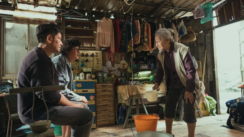 《做工的人 電影版》片中低收入戶祖孫的舊屋，也是由劇組美術組搭建而成的，相當逼真。