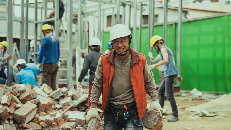 《做工的人 電影版》在一天之內蓋起搭起新的鐵皮屋，讓一同上工參與整個過程的游安順直呼「不可能的任務」。