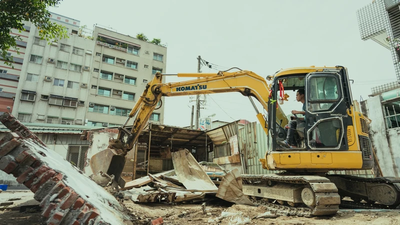 薛仕凌在《做工的人 電影版》開著怪手，負責拆除舊屋的重責大任，直呼壓力很大。