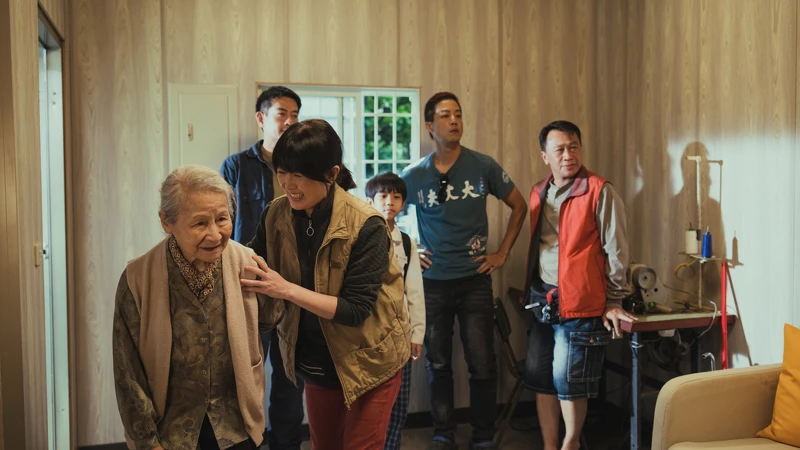 李銘順在《做工的人 電影版》片中號召一群工人好友組成義工團，齊心協力幫助生活困頓的老人家完成老屋重建，暖舉令觀眾熱淚盈眶。