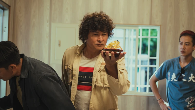 李銘順在《做工的人 電影版》片中拿著會旋轉的蟾蜍尋找屋內風水，笑說導演想的這招很厲害。