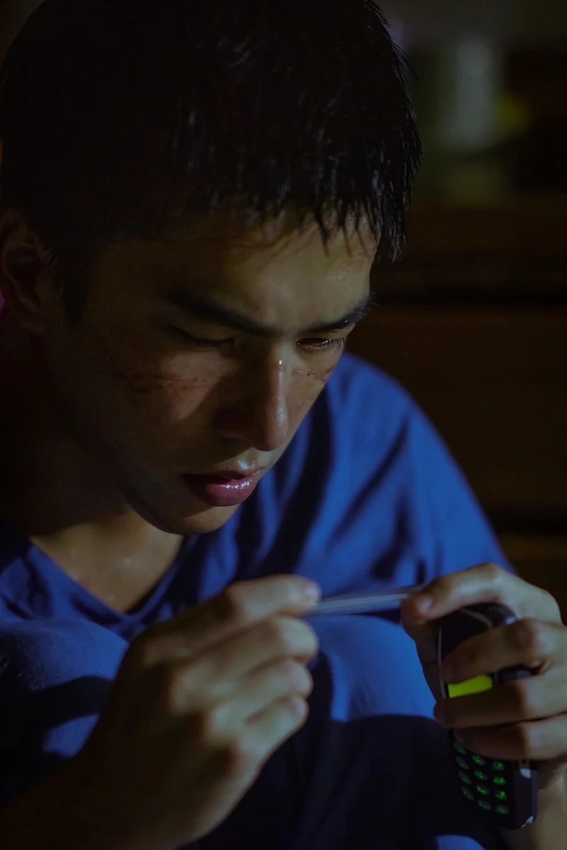 曾敬驊飾演的安泰河必須面對封院之下接觸未知病毒後的恐懼