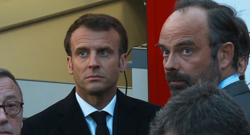 法國總統馬克宏（左）也在電影裡現身