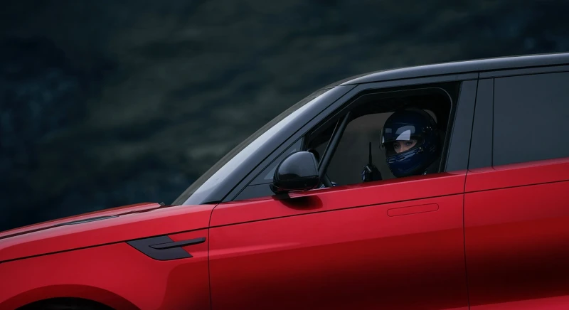 007系列電影官方特技駕駛 Jessica Hawkins 駕車征服冰島的大壩。