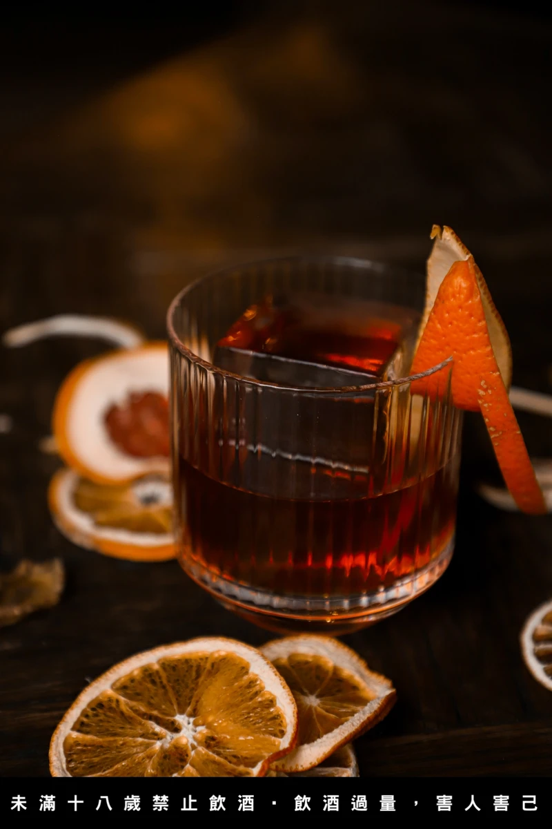 內格羅尼 Negroni,來自1919年的義大利佛羅倫斯。 內格羅尼 Negroni,來自1919年的義大利佛羅倫斯。