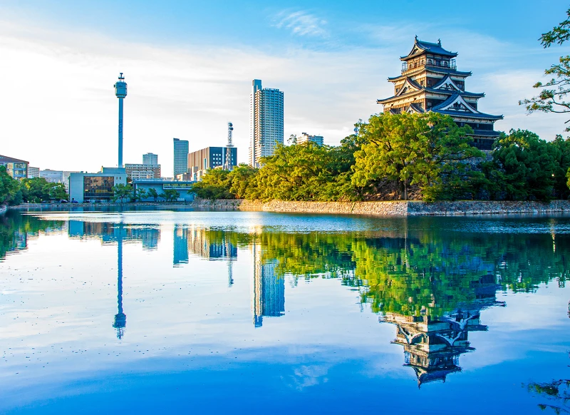 ▲ 靜無波紋的護城河，倒映出另一座廣島城，營造出有如仙境般清幽靜謐的氛圍。