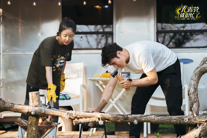 林心如與鳳小岳正在學習砍柴、生火