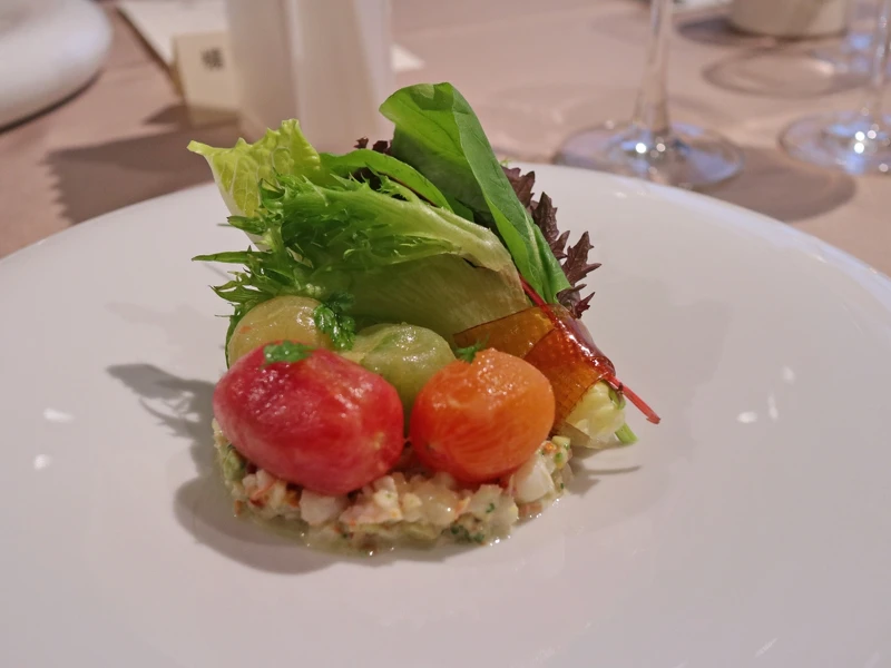 前菜為「五味番茄晶凍、酪梨鮮蝦風乾番茄」。 前菜為「五味番茄晶凍、酪梨鮮蝦風乾番茄」。