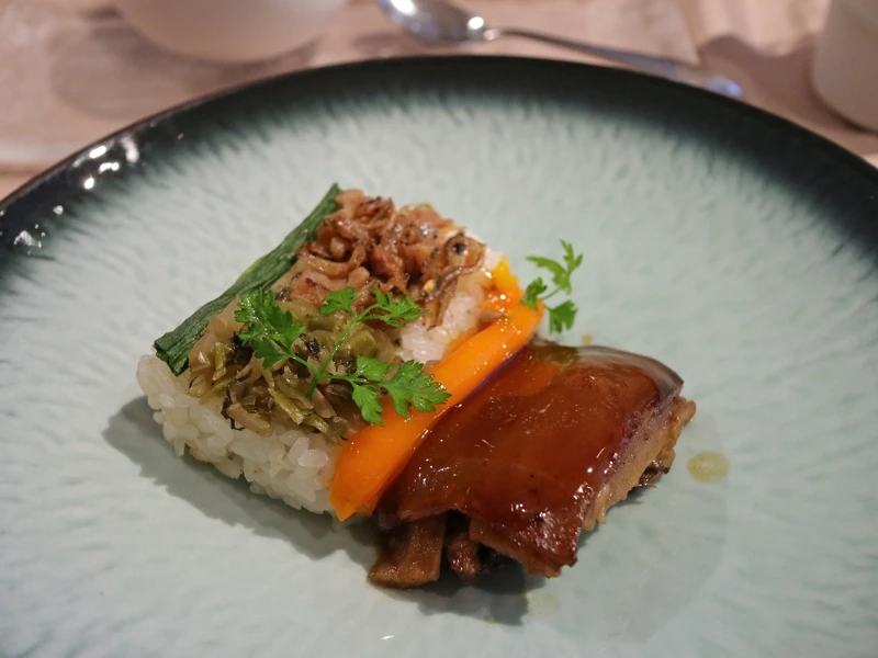 主菜「蛋黃、菜脯小魚、紅燒、豬頰肉」模擬了控肉飯的外貌。 主菜「蛋黃、菜脯小魚、紅燒、豬頰肉」模擬了控肉飯的外貌。