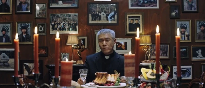 《模範計程車2》主教身後掛滿了孤兒照片,都是他犧牲的冤魂 《模範計程車2》主教身後掛滿了孤兒照片,都是他犧牲的冤魂