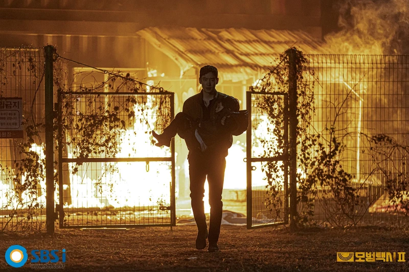 《模範計程車2》金道奇冒死火場營救失蹤兒童 《模範計程車2》金道奇冒死火場營救失蹤兒童