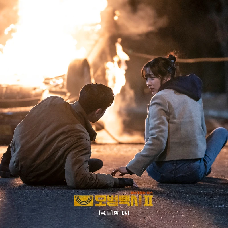 《模範計程車2》金道奇大翻車,爆炸前安高恩及時救出金道奇 《模範計程車2》金道奇大翻車,爆炸前安高恩及時救出金道奇