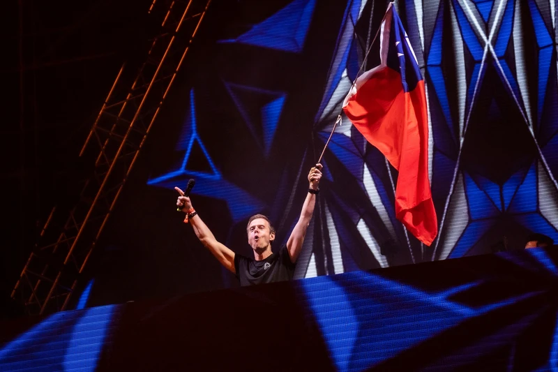 Armin van Buuren揮舞國旗 Armin van Buuren揮舞國旗