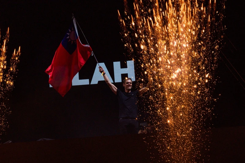 Armin van Buuren揮舞國旗 Armin van Buuren揮舞國旗