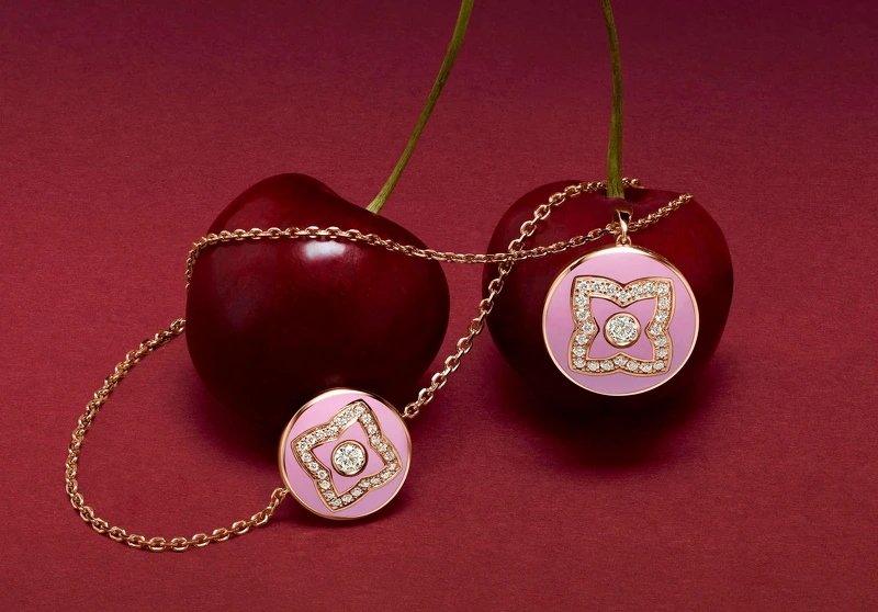 De Beers Enchanted Lotus 18K玫瑰金與粉紅色琺瑯鑽石圓牌項鍊與手鍊。 De Beers Enchanted Lotus 18K玫瑰金與粉紅色琺瑯鑽石圓牌項鍊與手鍊。