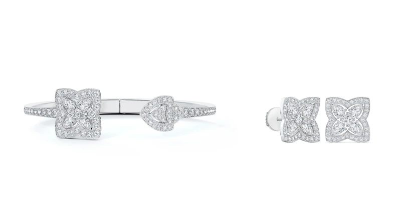 Enchanted Lotus系列 18K白金開放式鑽石手鐲,NT 895,000、Enchanted Lotus 18K白金鑽石耳釘,NT 284,000。 Enchanted Lotus系列 18K白金開放式鑽石手鐲,NT 895,000、Enchanted Lotus 18K白金鑽石耳釘,NT 284,000。