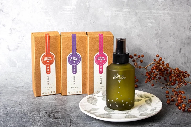 空間噴霧(深邃的中性木質調、清新脫俗的花草調、知性木香與多層次花香)。 空間噴霧(深邃的中性木質調、清新脫俗的花草調、知性木香與多層次花香)。