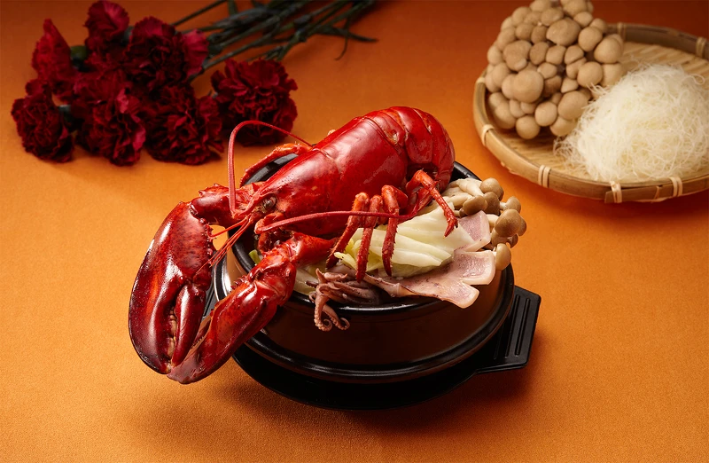 府城小食「台式透抽龍蝦米粉」每份NTD1,560元+10%。 府城小食「台式透抽龍蝦米粉」每份NTD1,560元+10%。