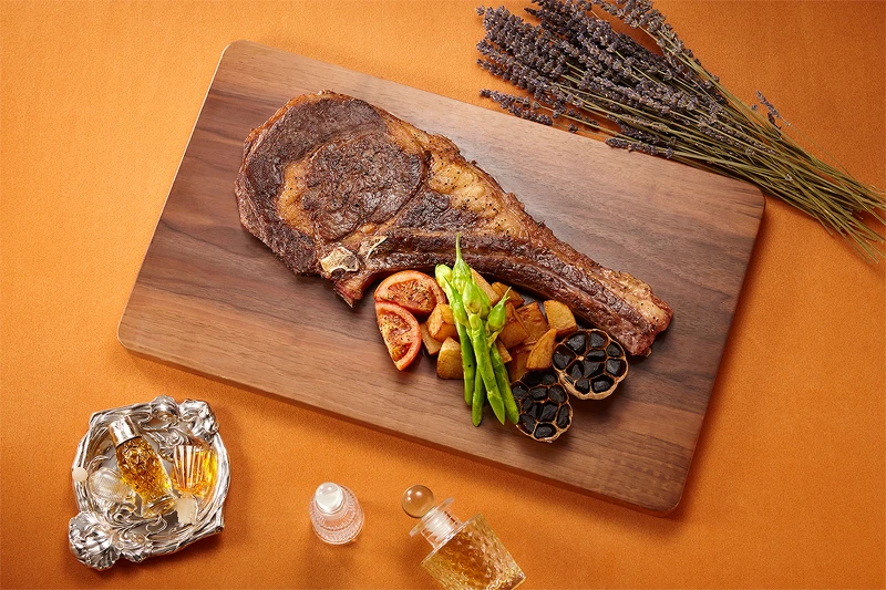 口感如奶油般柔嫩的「美國極黑牛戰斧牛排33oz」每客NTD6,000元+10%, 口感如奶油般柔嫩的「美國極黑牛戰斧牛排33oz」每客NTD6,000元+10%,