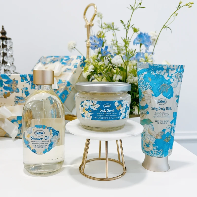 SABON璀璨茉莉沐浴油300ml，NT980、璀璨茉莉身體磨砂膏320g，NT1,480、璀璨茉莉絲綢身體乳液200ml，NT1,380