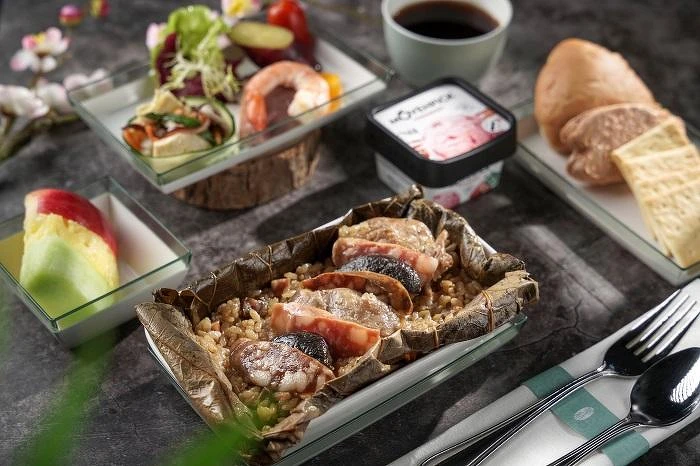 豪華經濟艙主菜「荷葉臘味蒸雞飯 」