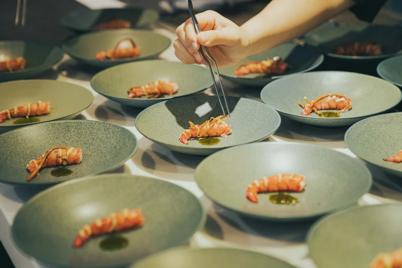 餐會首場邀請三位新銳主廚聯手創作。 餐會首場邀請三位新銳主廚聯手創作。