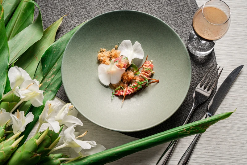 冷前菜由黃淳彥、江曜宇兩位主廚共同完成。 冷前菜由黃淳彥、江曜宇兩位主廚共同完成。