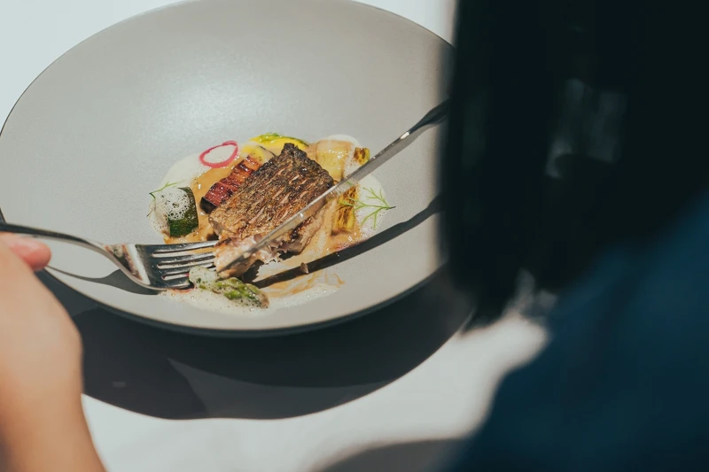 以季節石鱸為食材。 以季節石鱸為食材。