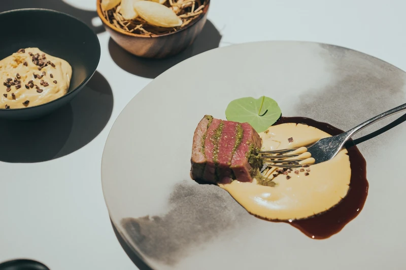 以紐西蘭羊菲力為主要食材,製作成醬汁與肉排層層堆疊的模樣。 以紐西蘭羊菲力為主要食材,製作成醬汁與肉排層層堆疊的模樣。