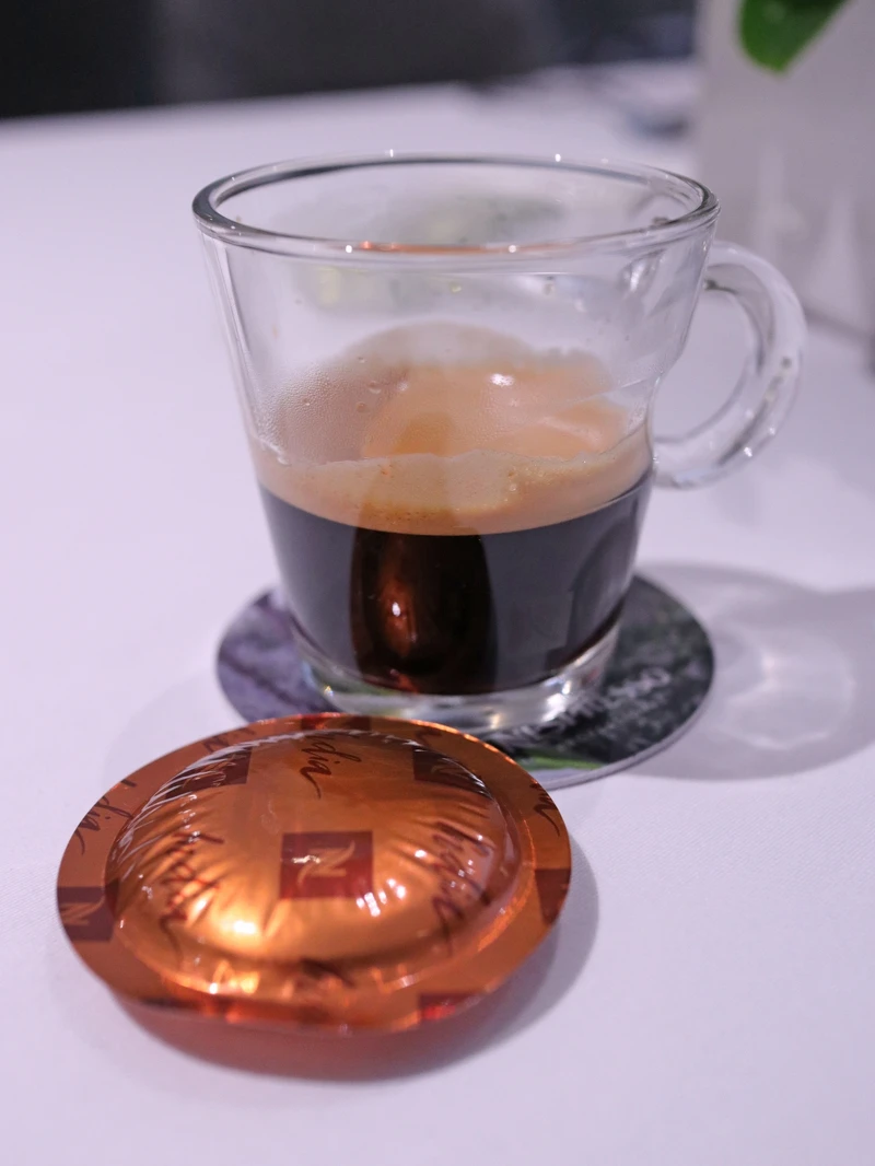 一旁搭配濃縮咖啡一起享用 一旁搭配濃縮咖啡一起享用