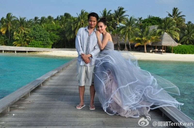 關穎也選擇了Oscar de La Renta的婚紗到馬爾地夫拍婚紗。 關穎也選擇了Oscar de La Renta的婚紗到馬爾地夫拍婚紗。