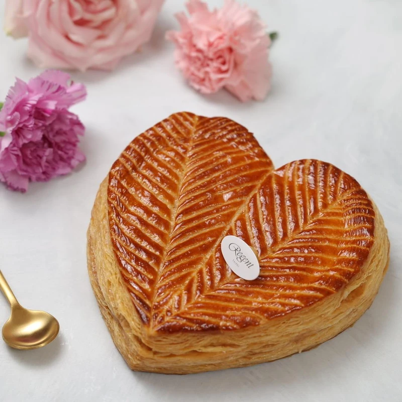 美味的糕點搭配由晶華酒店花房手製的繽紛花禮禮盒,每套售價1,980元。 美味的糕點搭配由晶華酒店花房手製的繽紛花禮禮盒,每套售價1,980元。