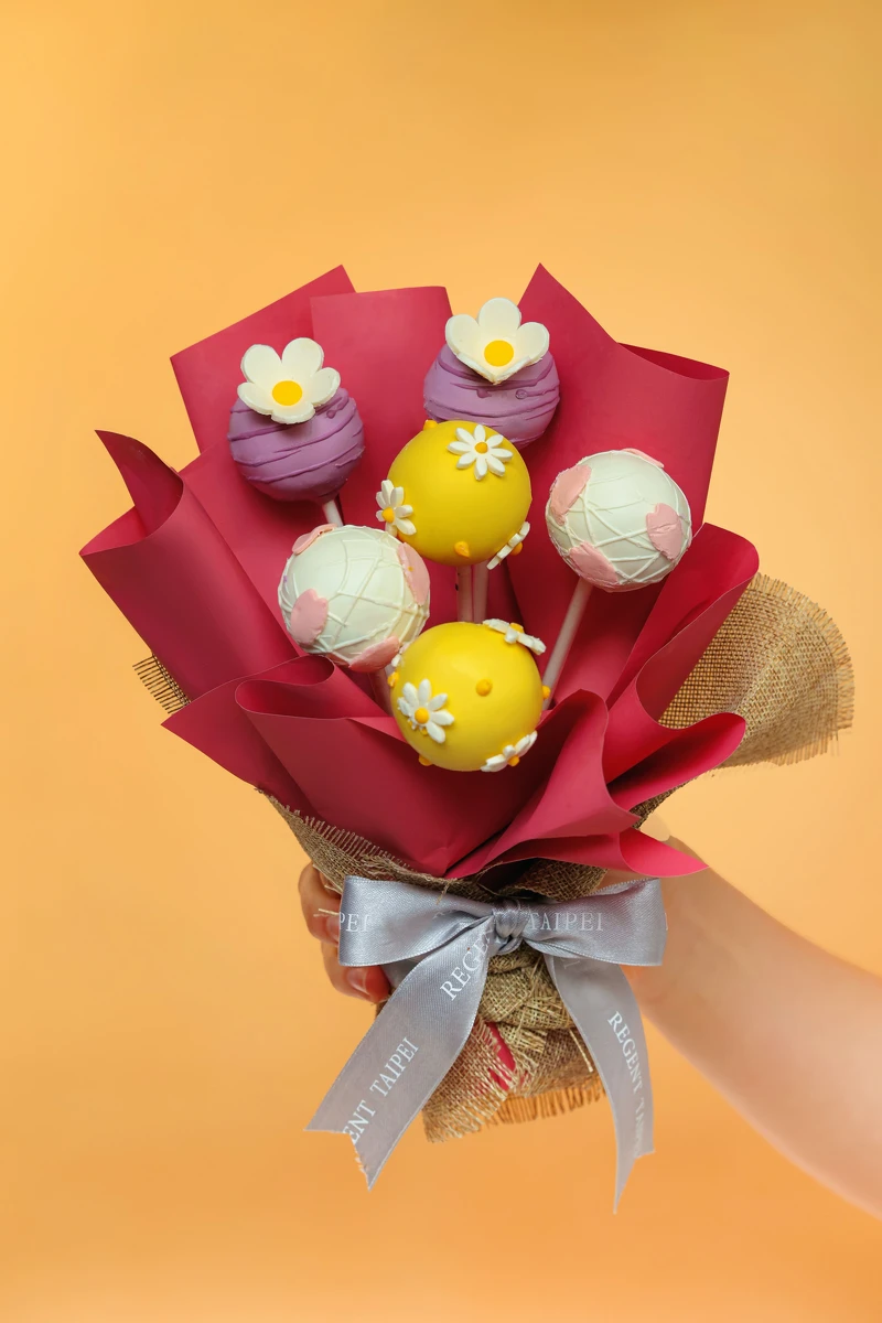 每束含6顆巧克力棒棒糖蛋糕,售價1,280元。 每束含6顆巧克力棒棒糖蛋糕,售價1,280元。