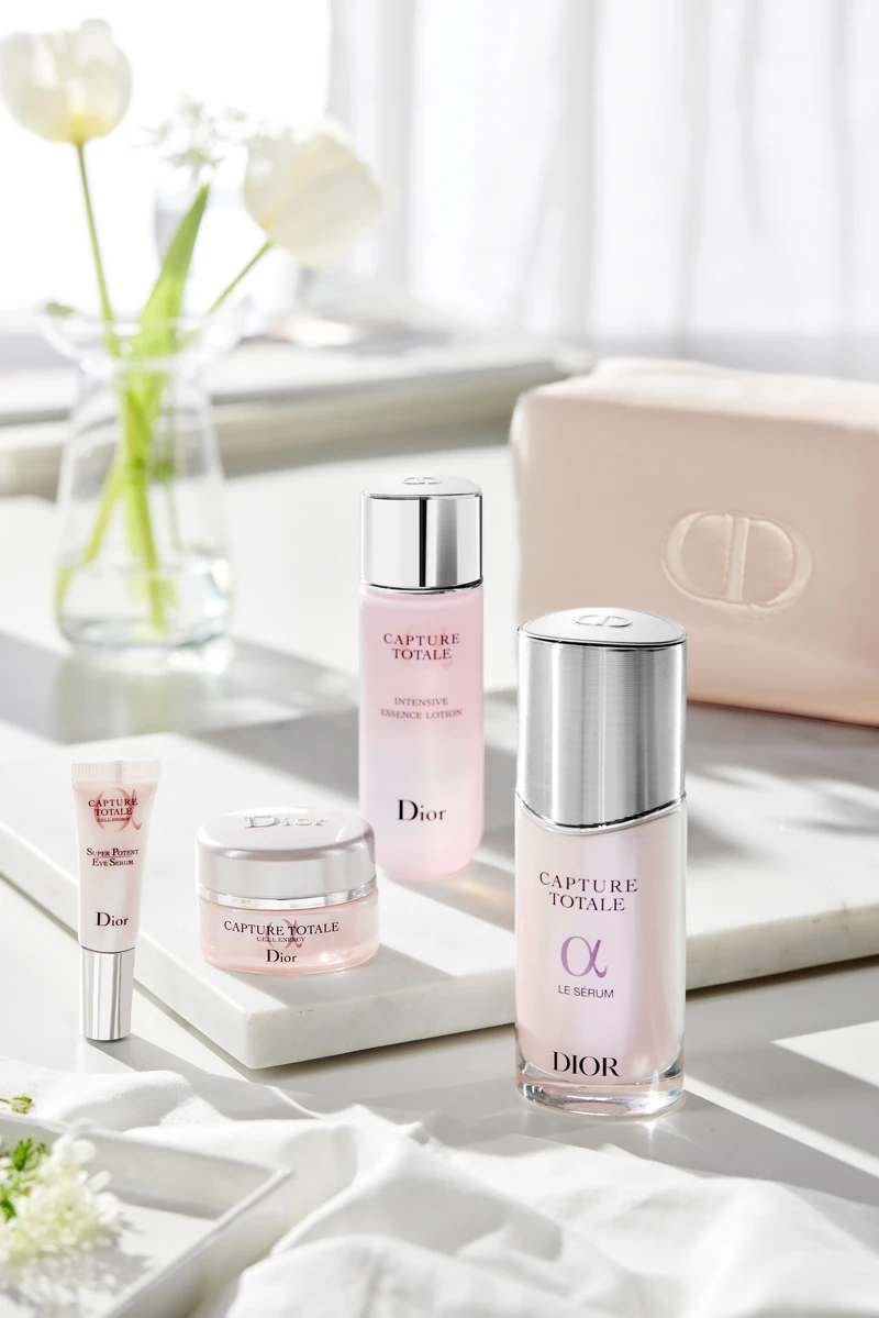 迪奧逆時能量精華50ml+迪奧逆時能量奇肌露50ml+迪奧逆時能量奇肌霜15ml+迪奧逆時能量超彈力亮眼精華5ml+美妍包,NT.6,000。 迪奧逆時能量精華50ml+迪奧逆時能量奇肌露50ml+迪奧逆時能量奇肌霜15ml+迪奧逆時能量超彈力亮眼精華5ml+美妍包,NT.6,000。