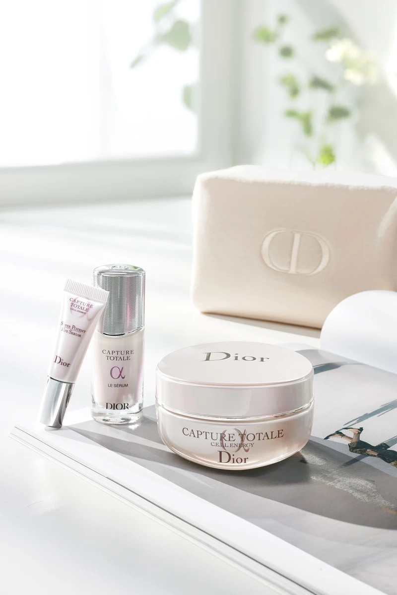 迪奧逆時能量奇肌霜50ml+迪奧逆時能量精華10ml+迪奧逆時能量超彈力亮眼精華5ml+美妍包,NT.4,000。 迪奧逆時能量奇肌霜50ml+迪奧逆時能量精華10ml+迪奧逆時能量超彈力亮眼精華5ml+美妍包,NT.4,000。