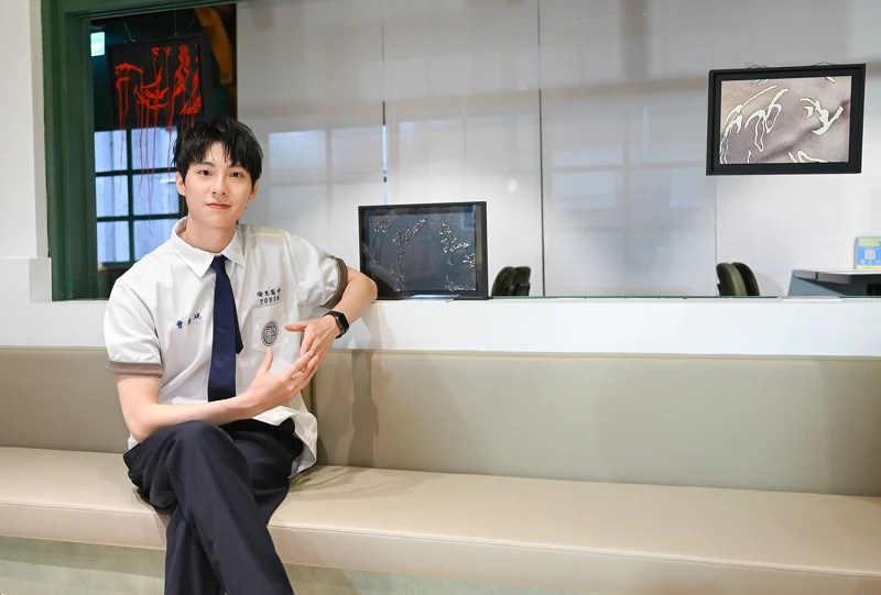 彭千祐也為了特展以影集為題材創作了三幅作品,分別是《牽》、《隱》、《痕》 彭千祐也為了特展以影集為題材創作了三幅作品,分別是《牽》、《隱》、《痕》