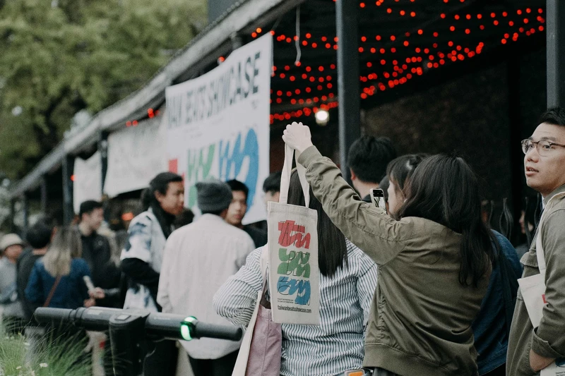 Taiwan Beats Showcase 在現場發放以臺灣特有茄芷袋色調融合注音「ㄊㄨㄅ 」的吸睛主視覺帆布袋