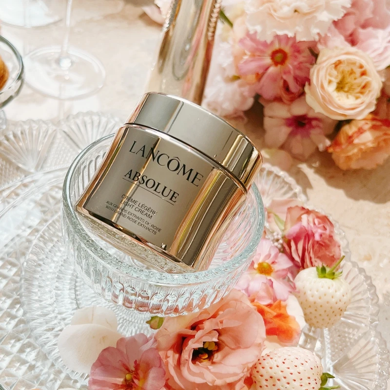 蘭蔻絕對完美黃金玫瑰修護乳霜-輕盈版60ml,NT13,800 蘭蔻絕對完美黃金玫瑰修護乳霜-輕盈版60ml,NT13,800