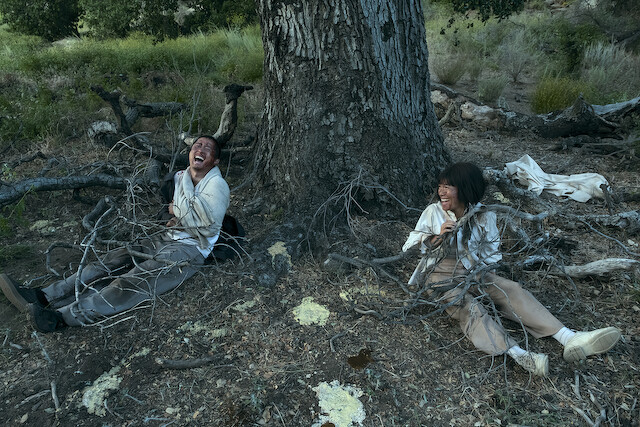 丹尼和愛美奇蹟似的活過來，彼此對視大笑，不再怒嗆