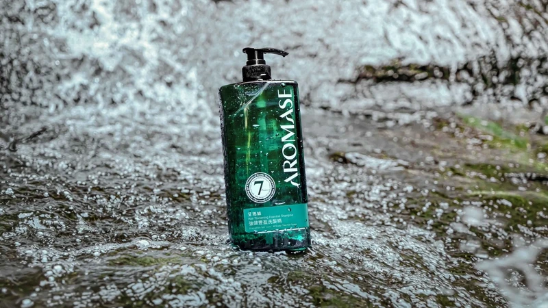 AROMASE艾瑪絲洗髮精瓶身以百分百回收寶特瓶塑膠製成,朝向實踐改善美妝產業對環境的影響。 AROMASE艾瑪絲洗髮精瓶身以百分百回收寶特瓶塑膠製成,朝向實踐改善美妝產業對環境的影響。