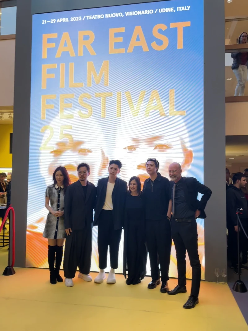 《黑的教育》與《關於我和鬼》主創跟遠東影展主席Sabrina一同合照,依序為金百倫、程偉豪、柯震東、Sabrina、蔡凡熙。 《黑的教育》與《關於我和鬼》主創跟遠東影展主席Sabrina一同合照,依序為金百倫、程偉豪、柯震東、Sabrina、蔡凡熙。
