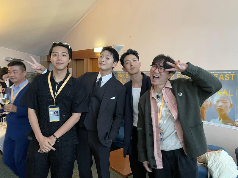柯震東和蔡凡熙和國際影人交流,也跟《魯蛇大翻身》南韓導演張恆準(右)和 2AM 成員鄭珍雲(左2)合影。 柯震東和蔡凡熙和國際影人交流,也跟《魯蛇大翻身》南韓導演張恆準(右)和 2AM 成員鄭珍雲(左2)合影。