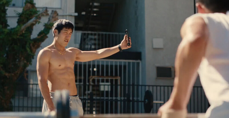 保羅(左)曬胸肌，讓丹尼(右)自嘆不如