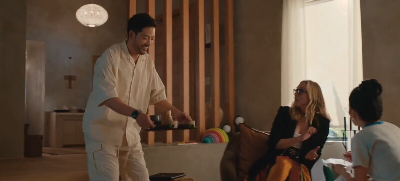 喬治(左)用力擠出笑臉為富商喬丹(中)奉茶，只為協助愛美(右)談成收購遷